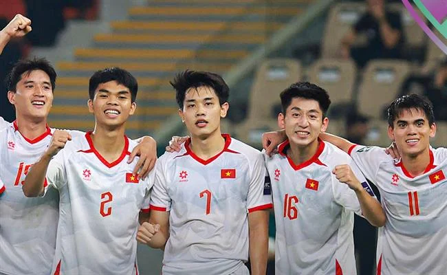 Cầu thủ bóng rổ thực hiện cú úp rổ đầy mạnh mẽ